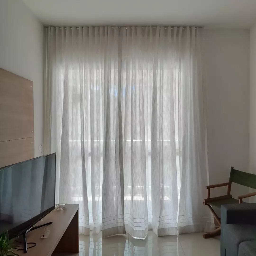 Cortina instalada em ambiente residencial atendido pela Persianas Art-Decor